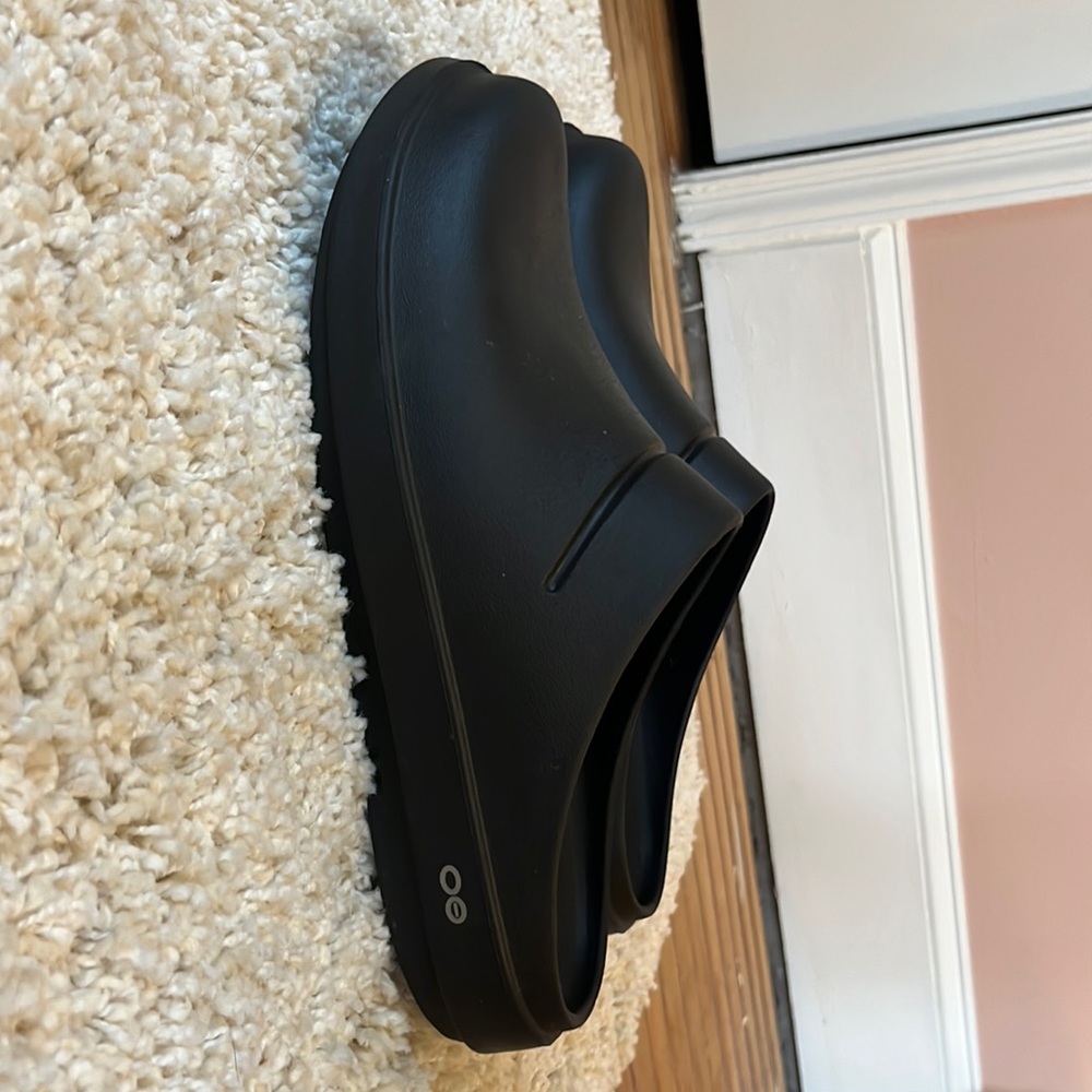 Oofos Men’s Black clog